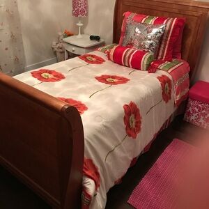 Nygard Collection Bold Floral Twin Size  Comforter Set worth 400$ reversible